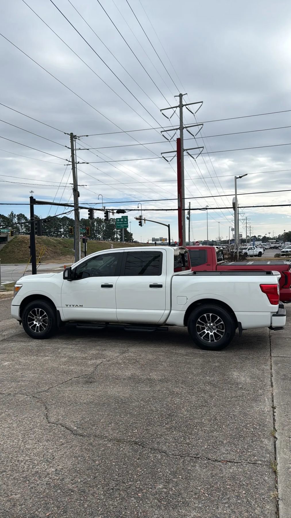 Used 2024 Nissan Titan SV w/ SV Convenience Package image 4