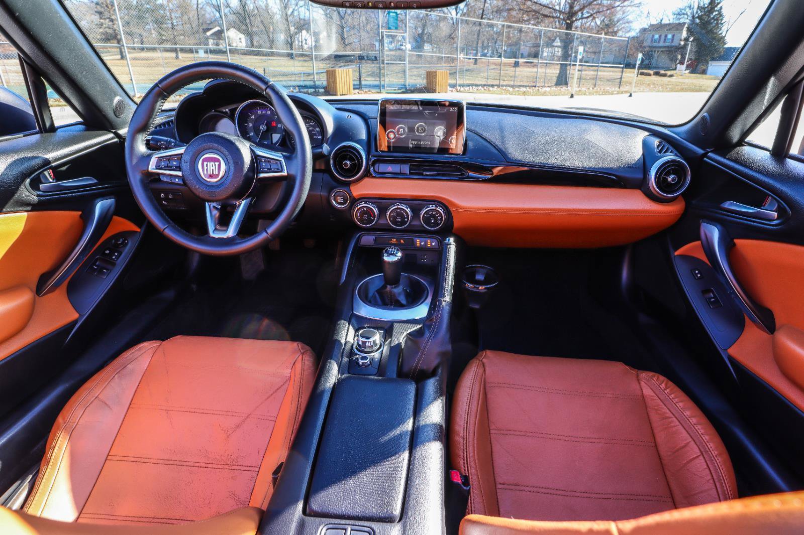 Used 2017 FIAT 124 Spider Lusso RWD image 2