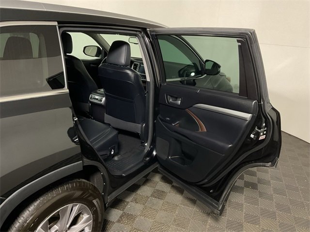 Used 2015 Toyota Highlander XLE image 28