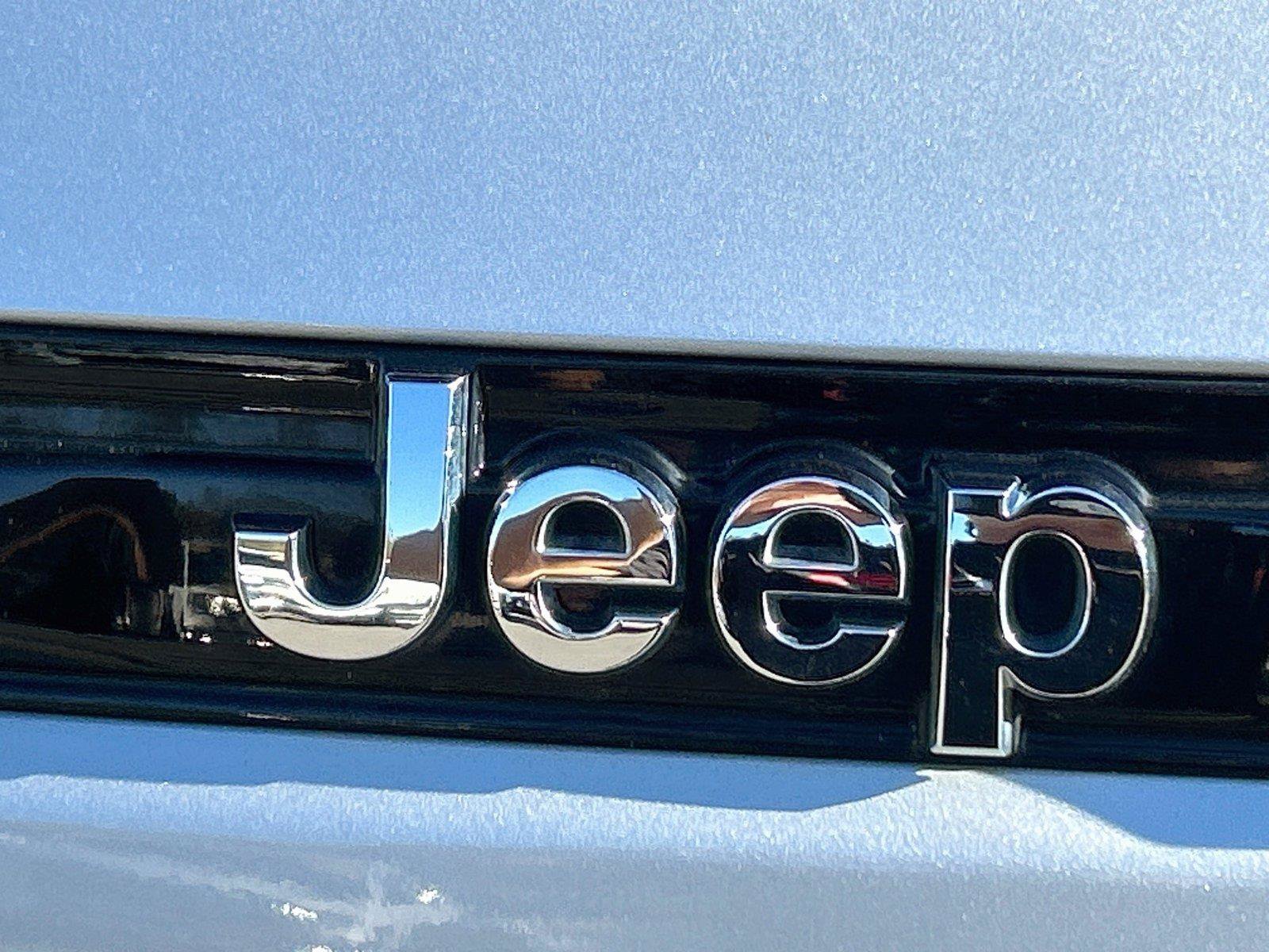 Used 2023 Jeep Grand Cherokee Laredo w/ Luxury Tech Group I AWD/4WD image 13