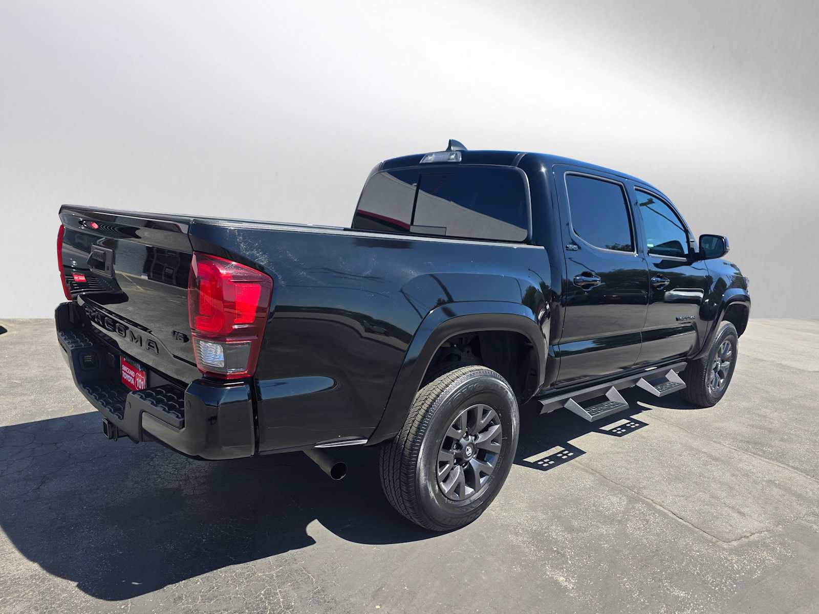 Used 2023 Toyota Tacoma SR5 AWD/4WD image 3