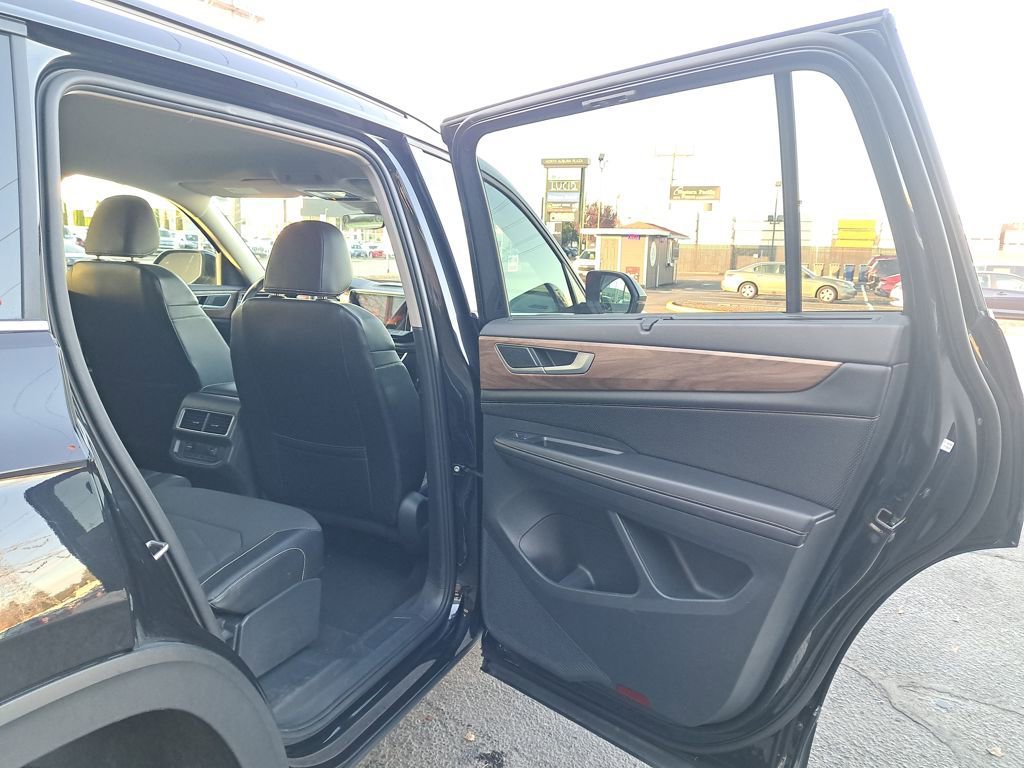 Used 2024 Volkswagen Atlas SE image 25