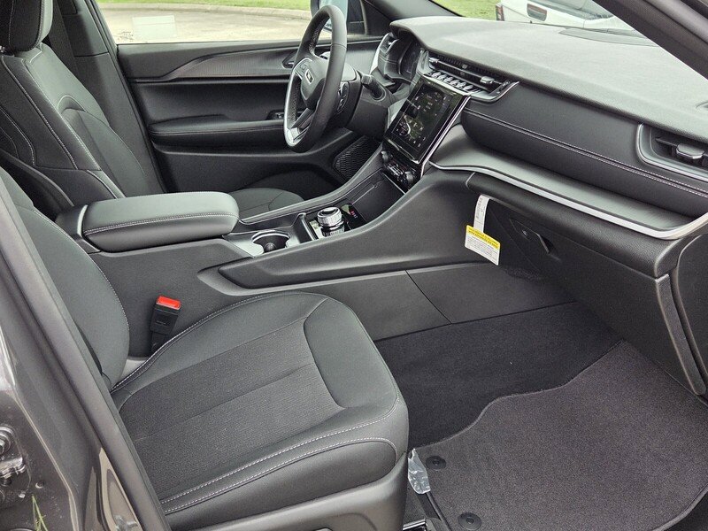 Used 2026 Jeep Grand Cherokee Laredo AWD/4WD image 18
