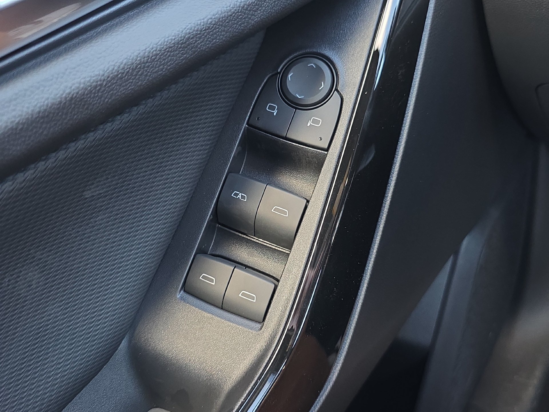 New 2027 Chevrolet Equinox LT w/ Safety and Technology Package FWD image 19