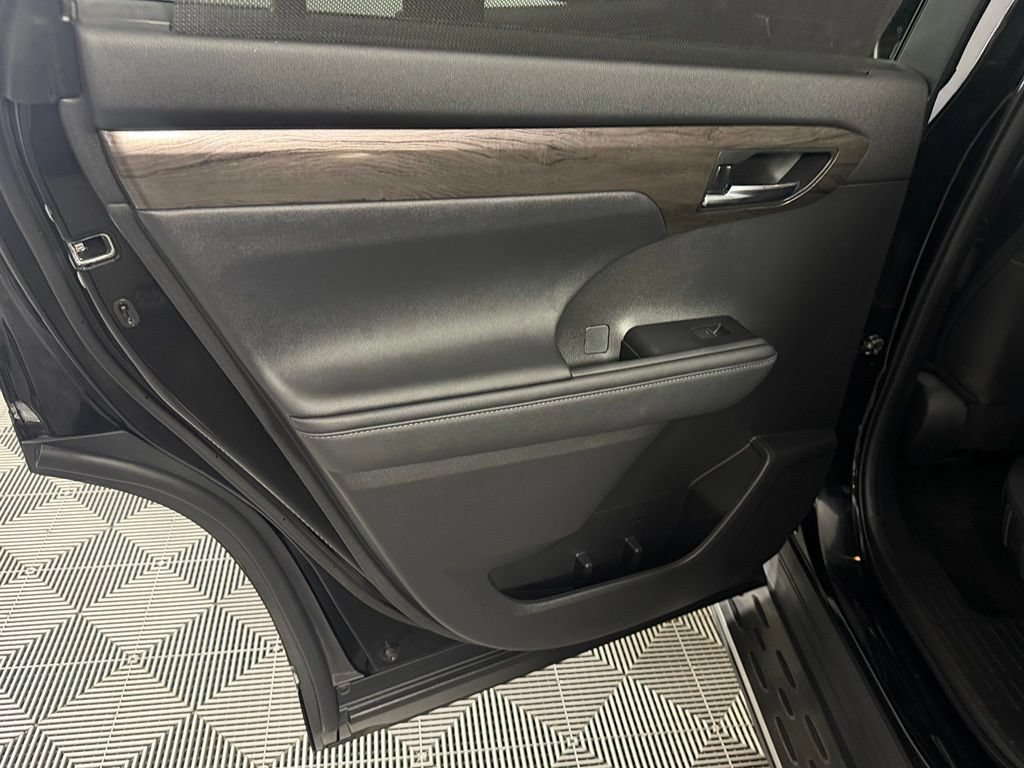 Used 2024 Toyota Highlander Platinum FWD image 24