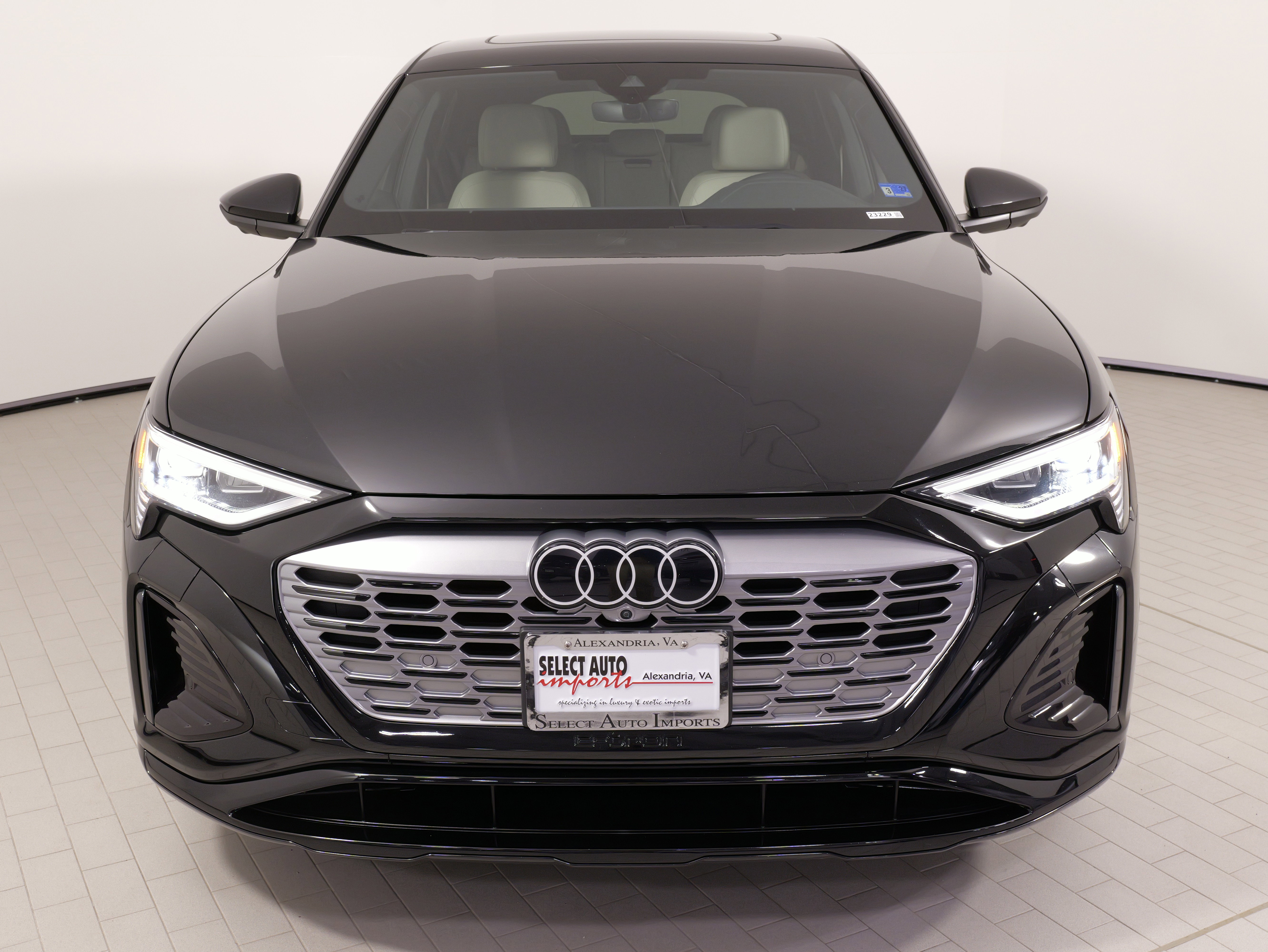 Used 2024 Audi Q8 e-tron Premium Plus w/ Premium Plus Package image 4