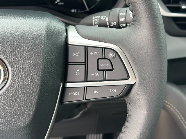 Used 2026 Toyota Sienna XLE FWD image 13