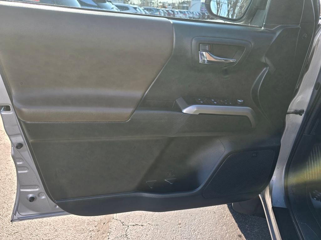 Used 2016 Toyota Tacoma Limited w/ Towing Package image 17