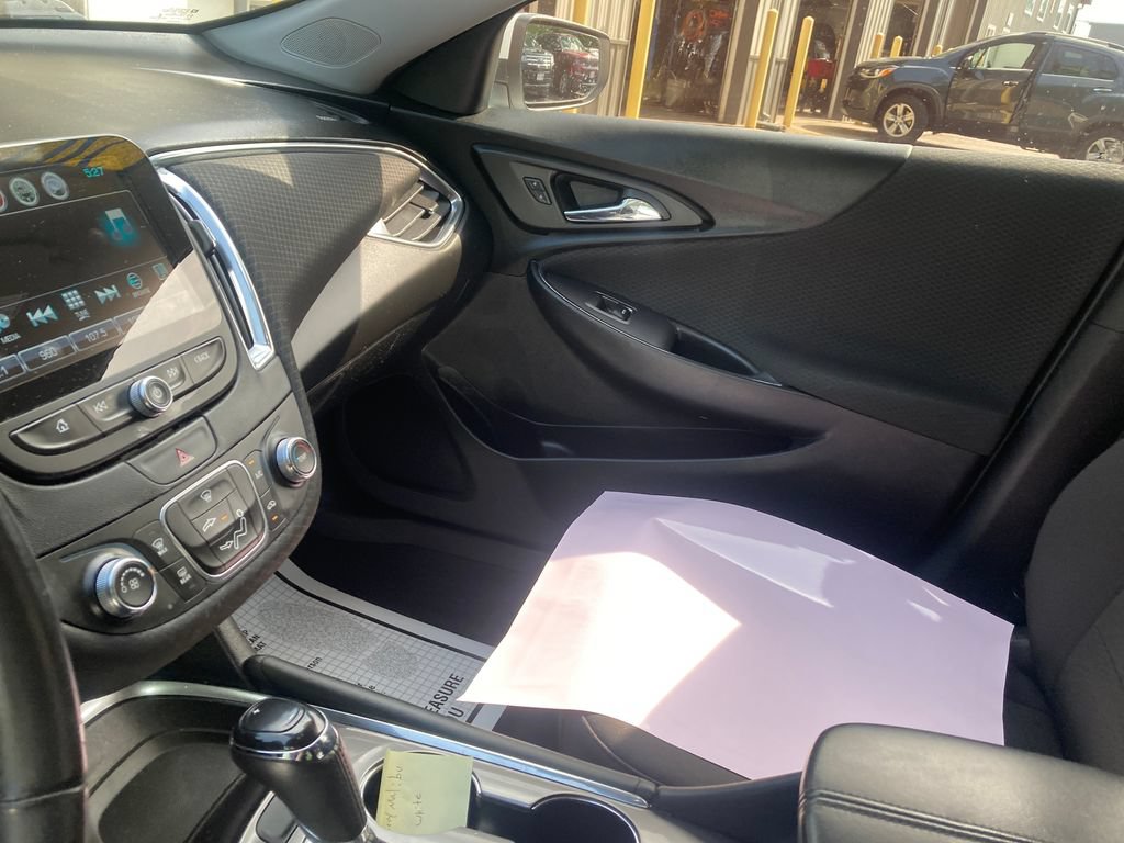 Used 2017 Chevrolet Malibu LT FWD image 15