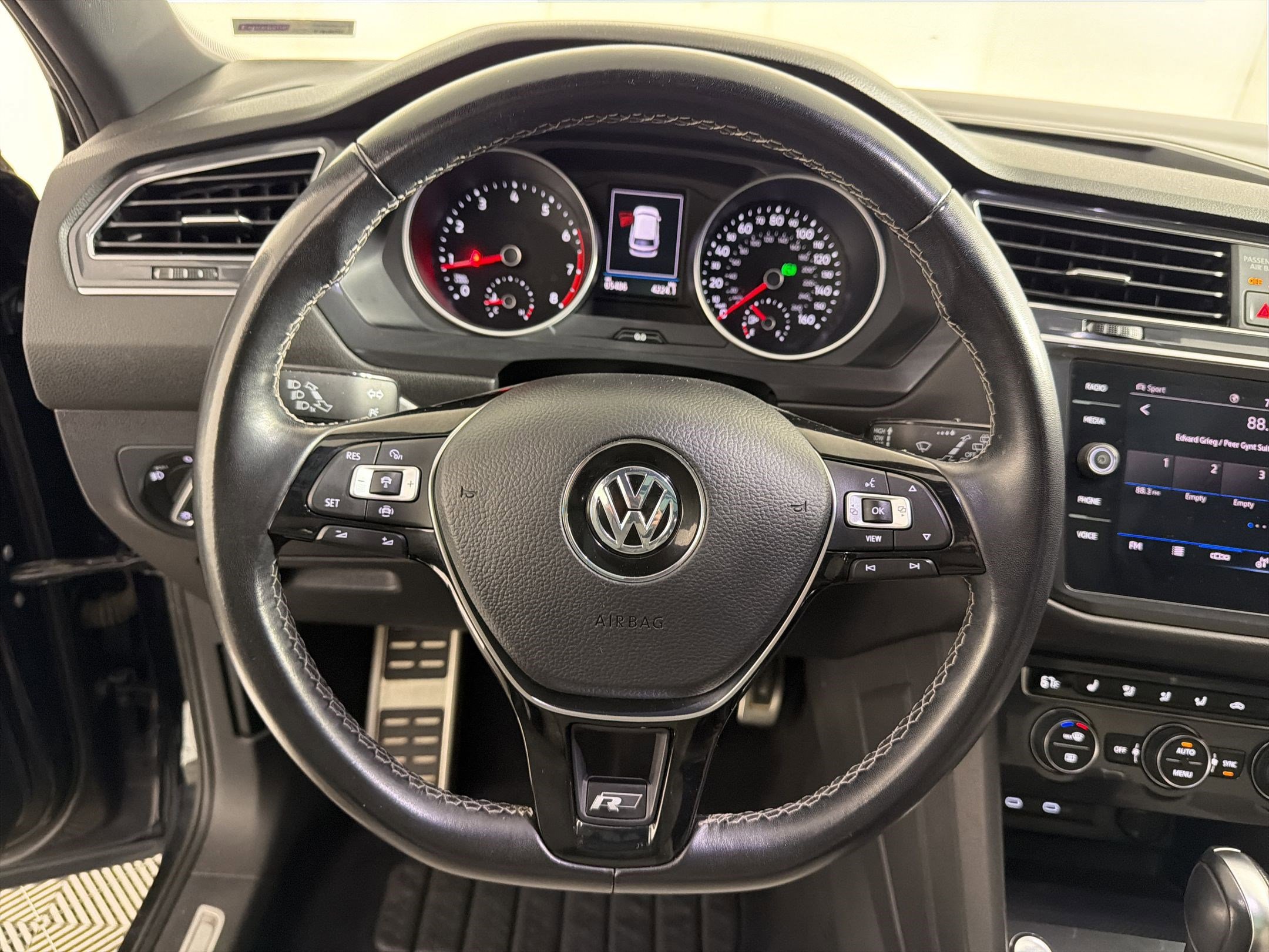 Used 2021 Volkswagen Tiguan SE R-Line image 18