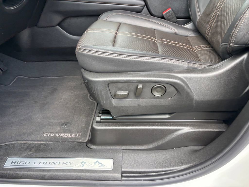 Used 2025 Chevrolet Suburban High Country AWD/4WD image 24