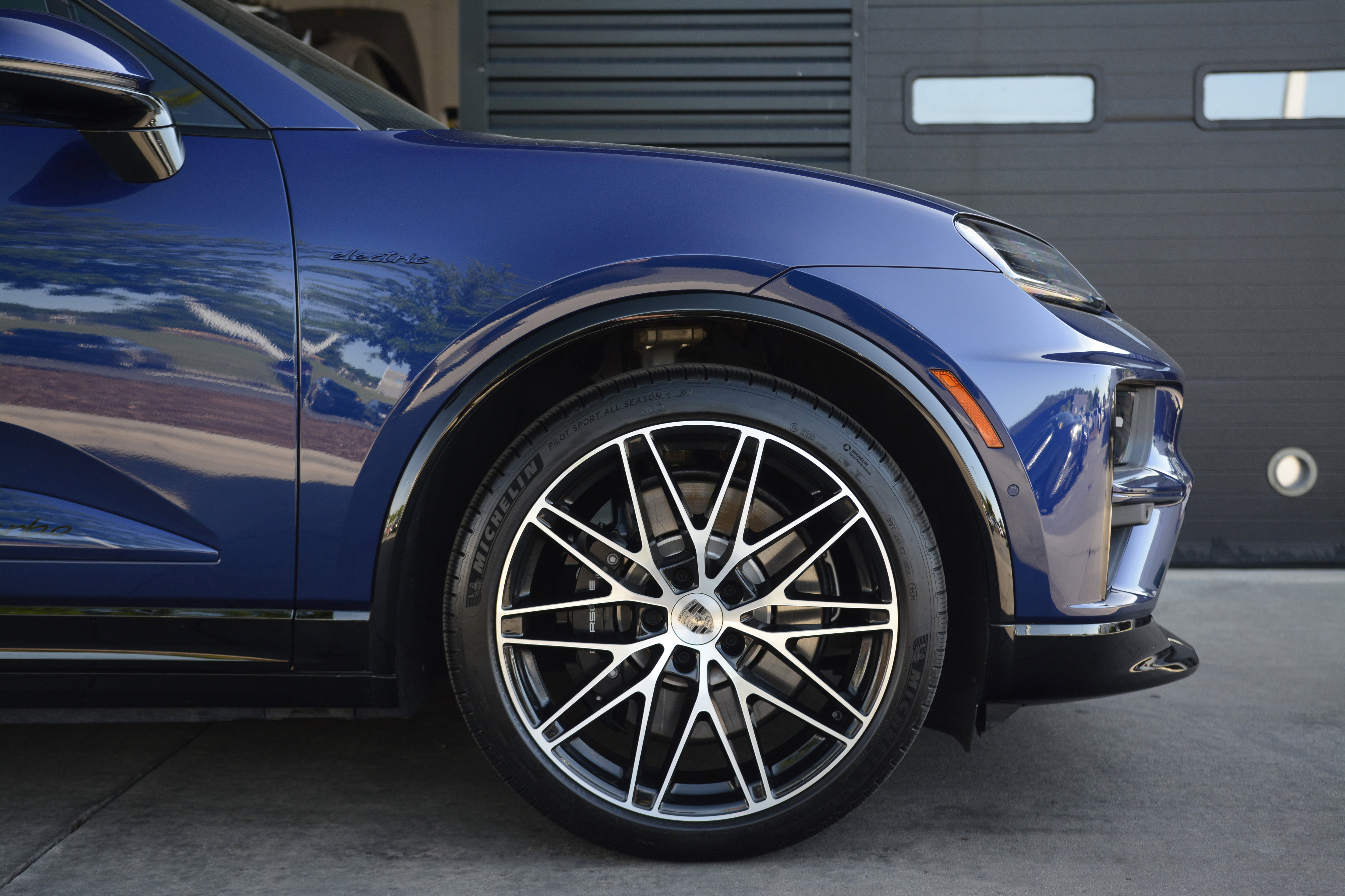 Certified 2025 Porsche Macan Turbo Electric AWD/4WD image 11
