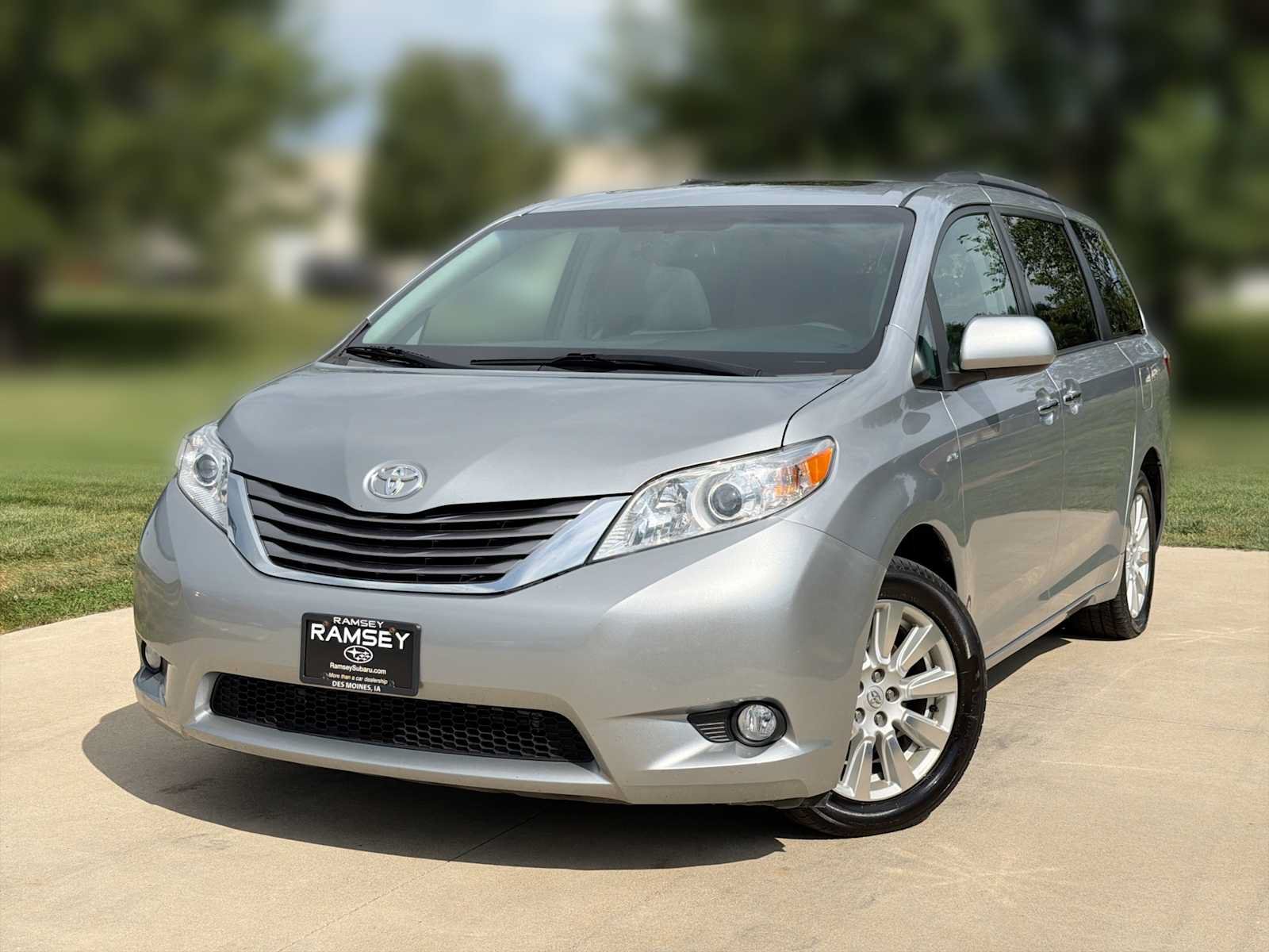 Used 2017 Toyota Sienna XLE AWD/4WD image 1