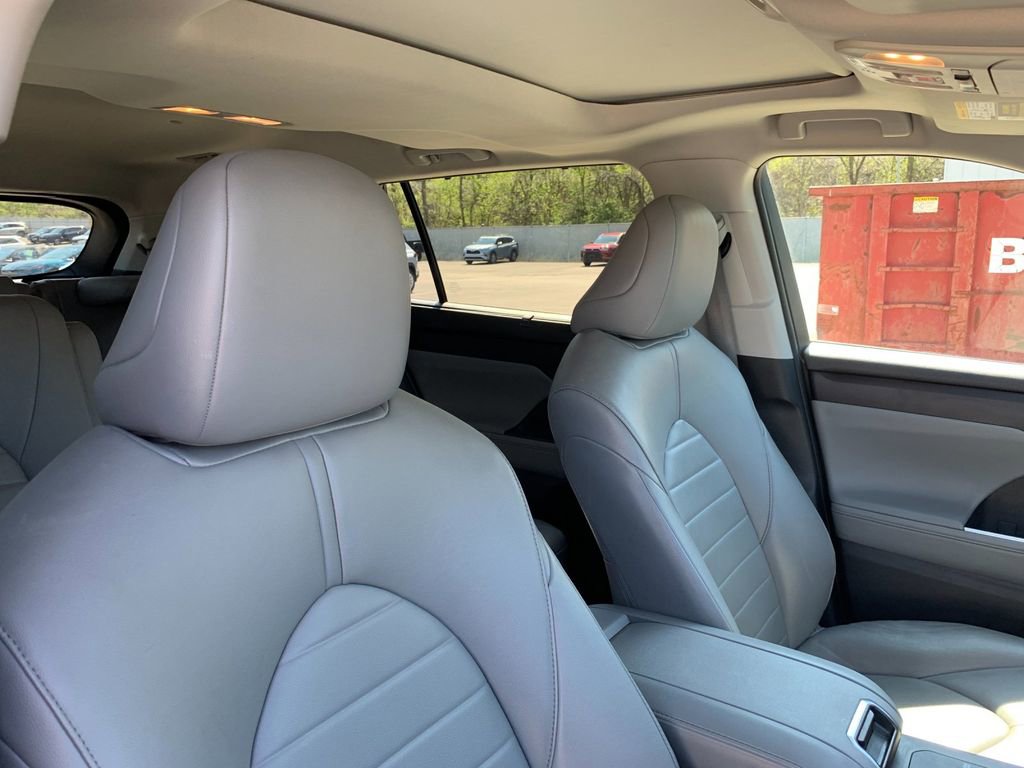 Used 2023 Toyota Highlander XLE FWD image 21
