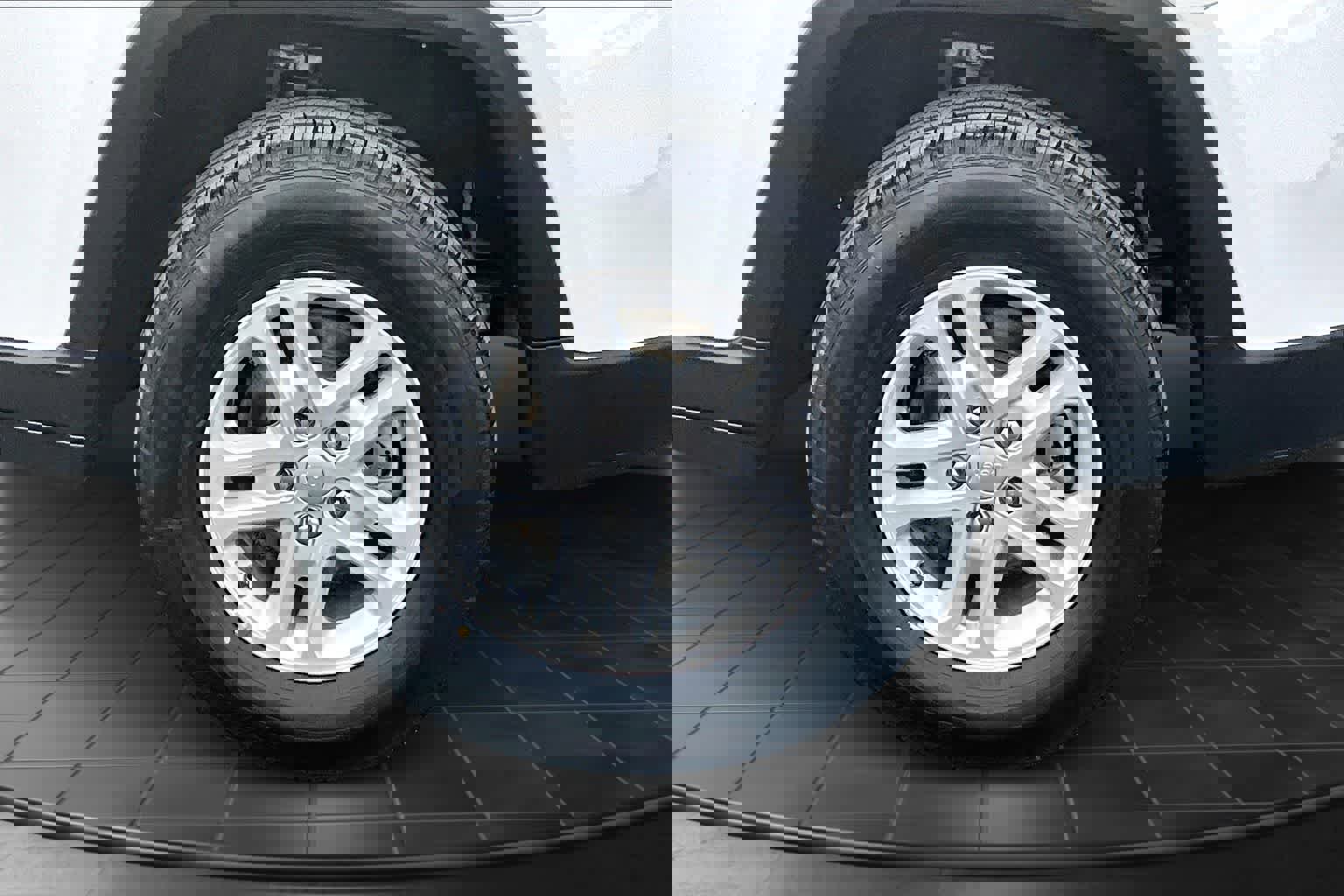 Used 2024 Jeep Grand Cherokee Laredo image 36