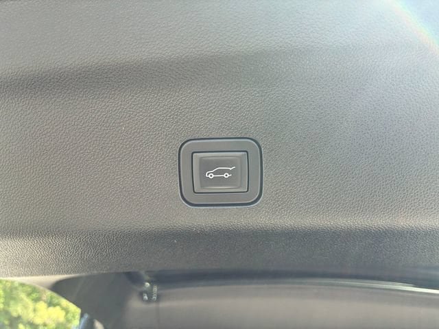 Used 2025 Chevrolet Suburban Premier AWD/4WD image 7