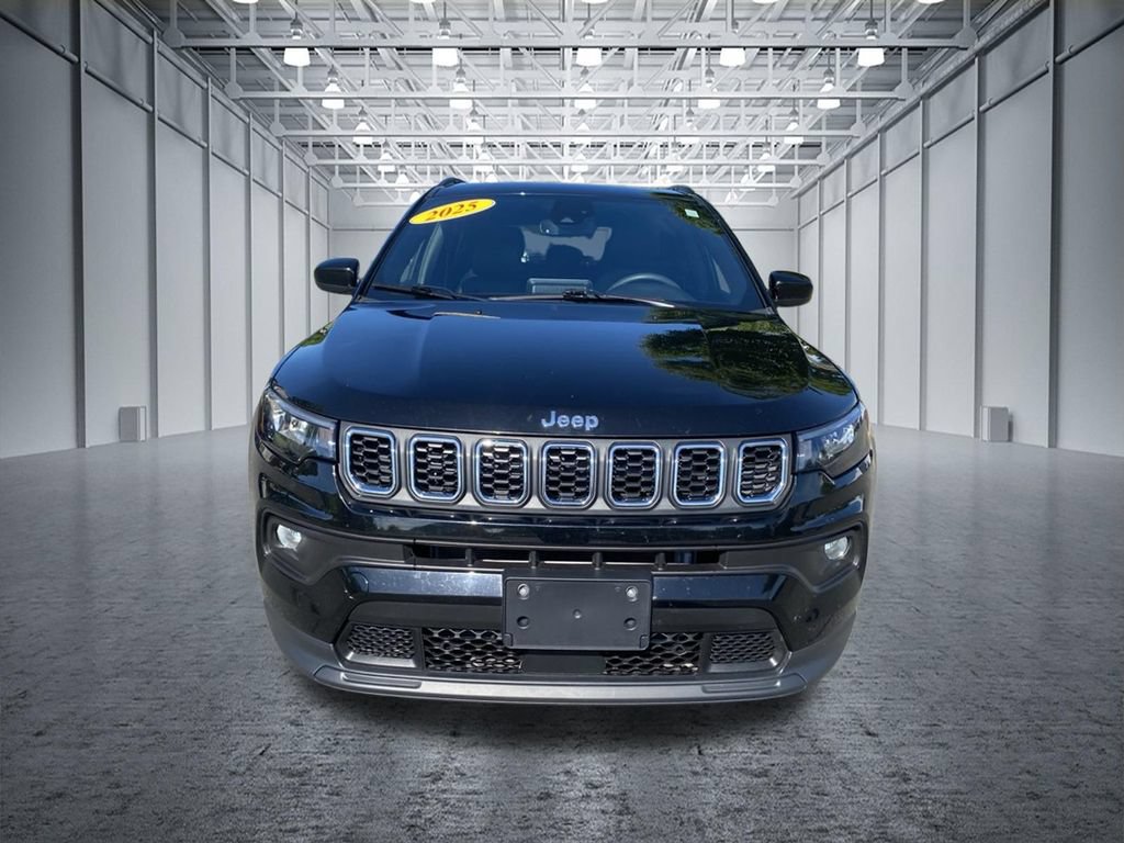 Used 2025 Jeep Compass Latitude w/ Sun & Sound Group AWD/4WD image 3