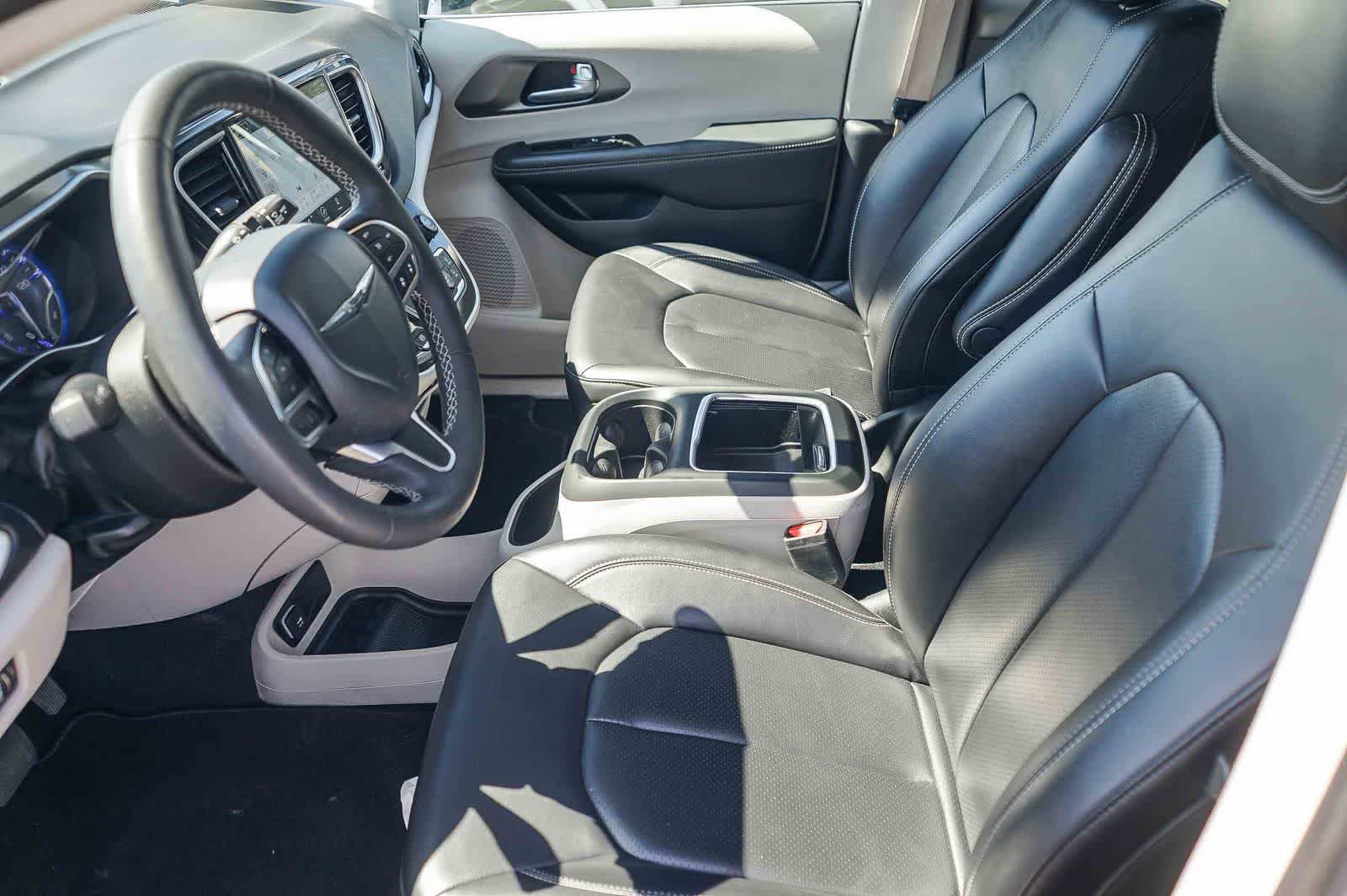 Used 2024 Chrysler Pacifica Touring-L image 17