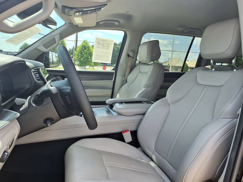 Used 2024 Jeep Wagoneer L Series II w/ Flexible Seating Group AWD/4WD image 18