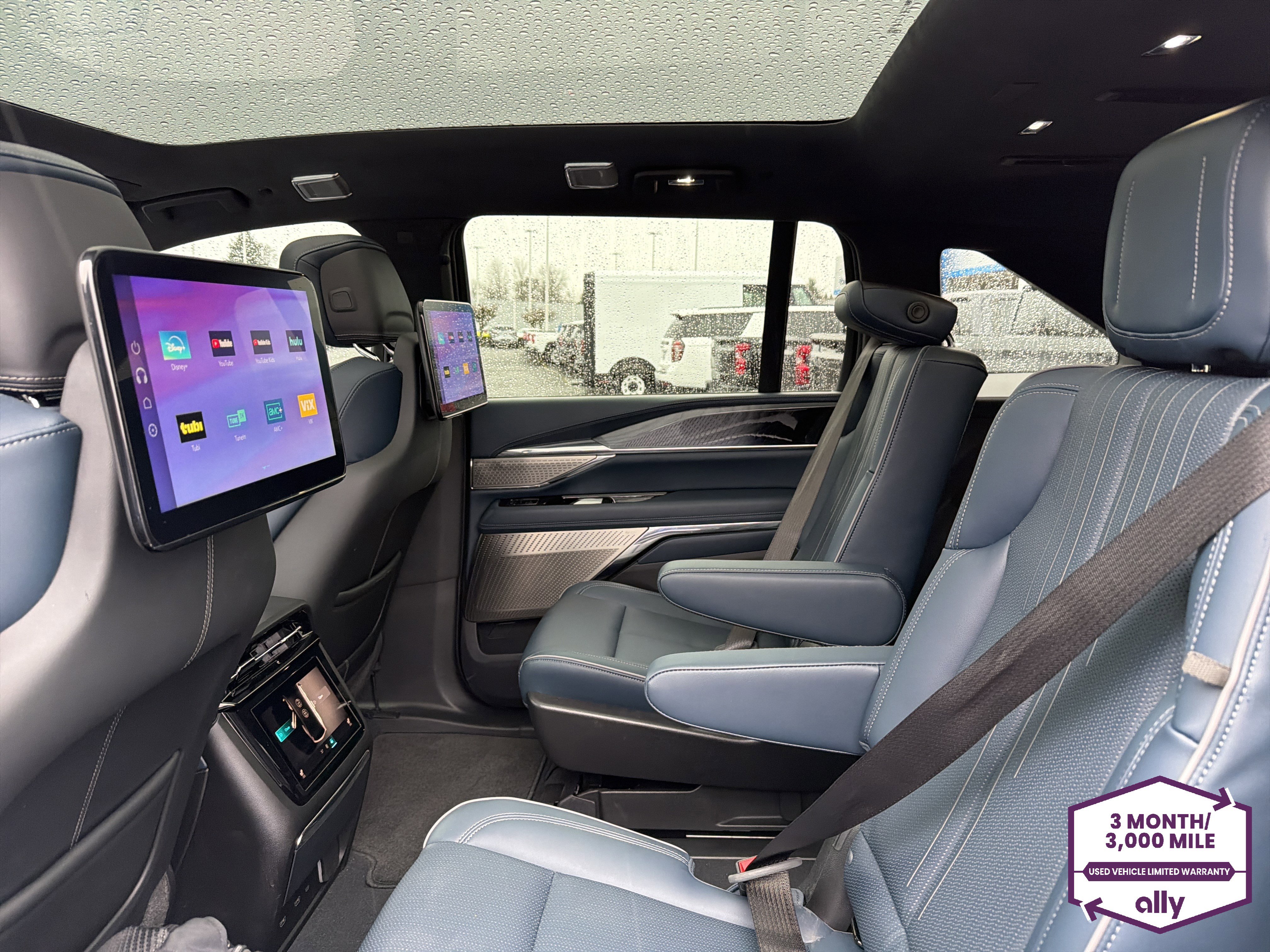 Used 2025 Cadillac Escalade IQ Sport 2 w/ LPO, ONYX Package image 11