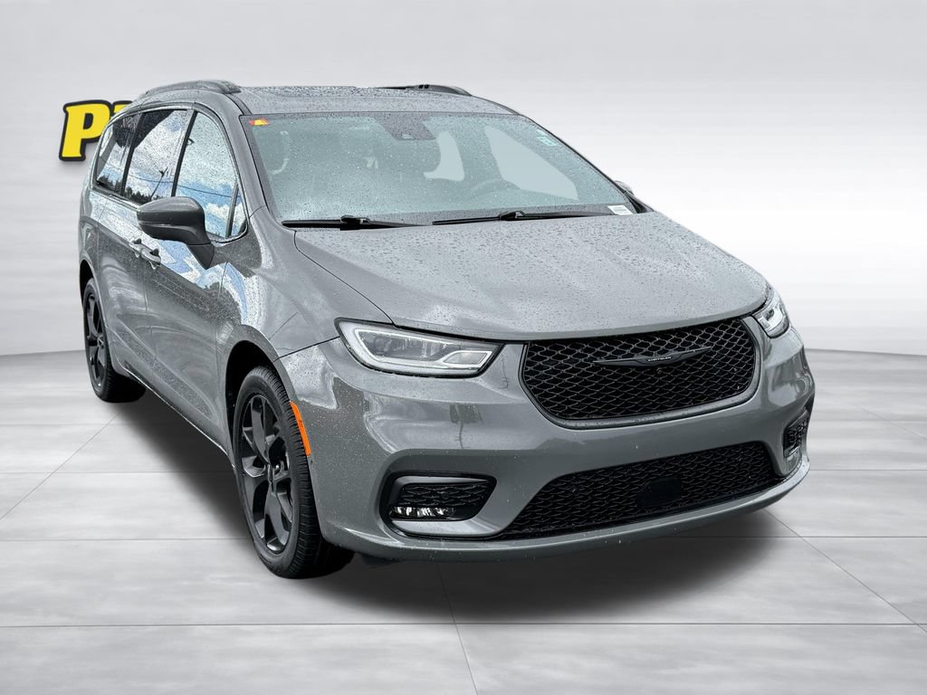 Used 2022 Chrysler Pacifica Limited w/ S Appearance Package AWD/4WD image 2