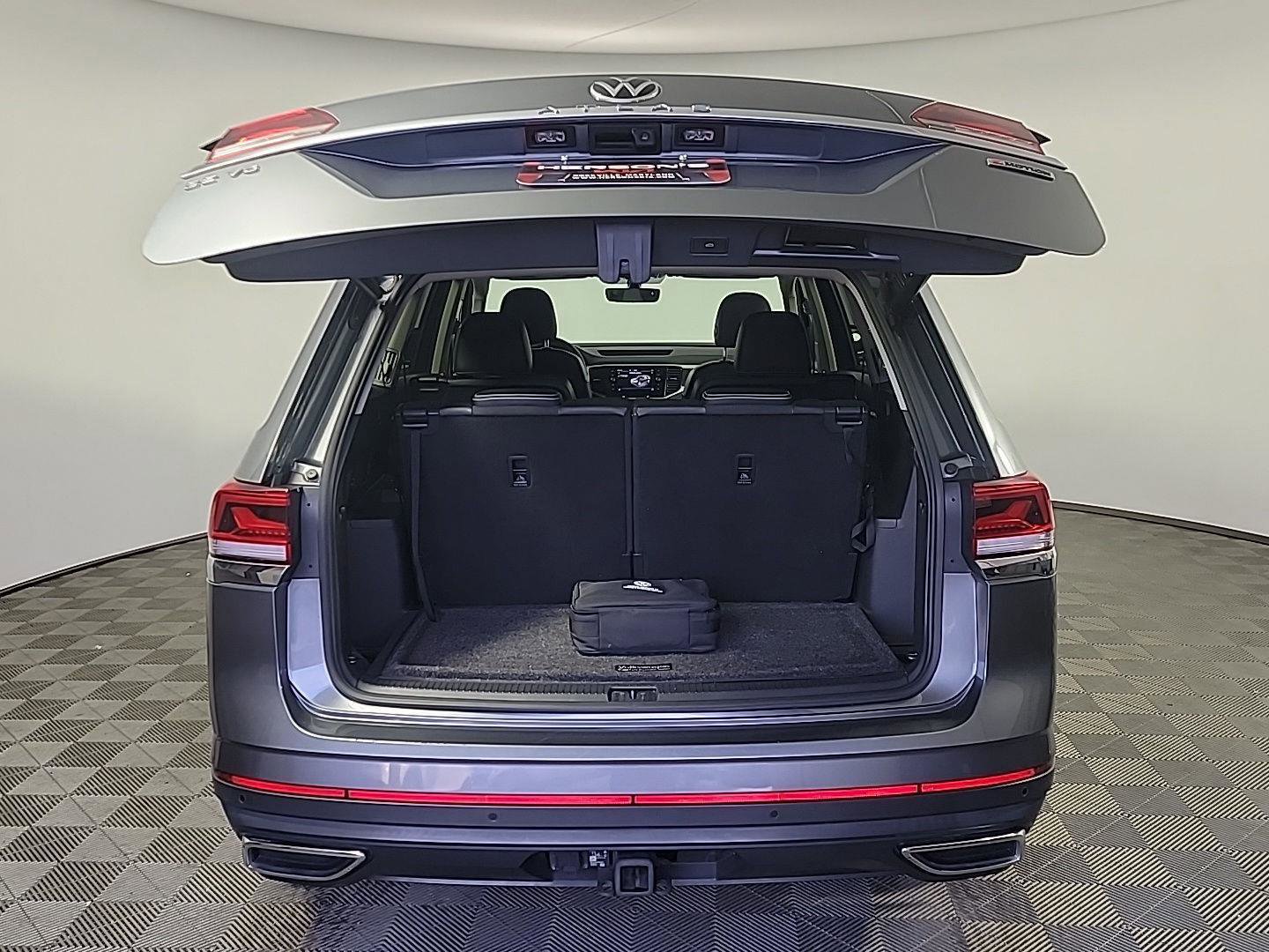 Used 2022 Volkswagen Atlas SE w/ Panoramic Sunroof Package image 8