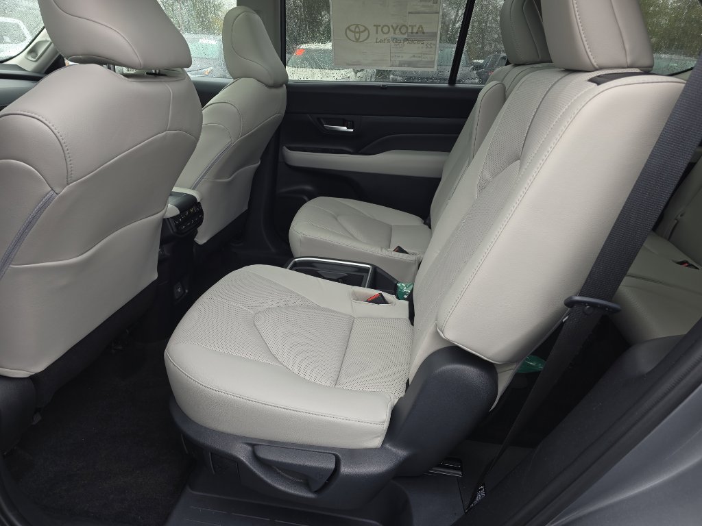 Used 2026 Toyota Grand Highlander Platinum image 19