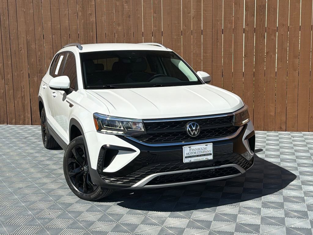 Used 2024 Volkswagen Taos SE w/ Black Wheel Package image 10