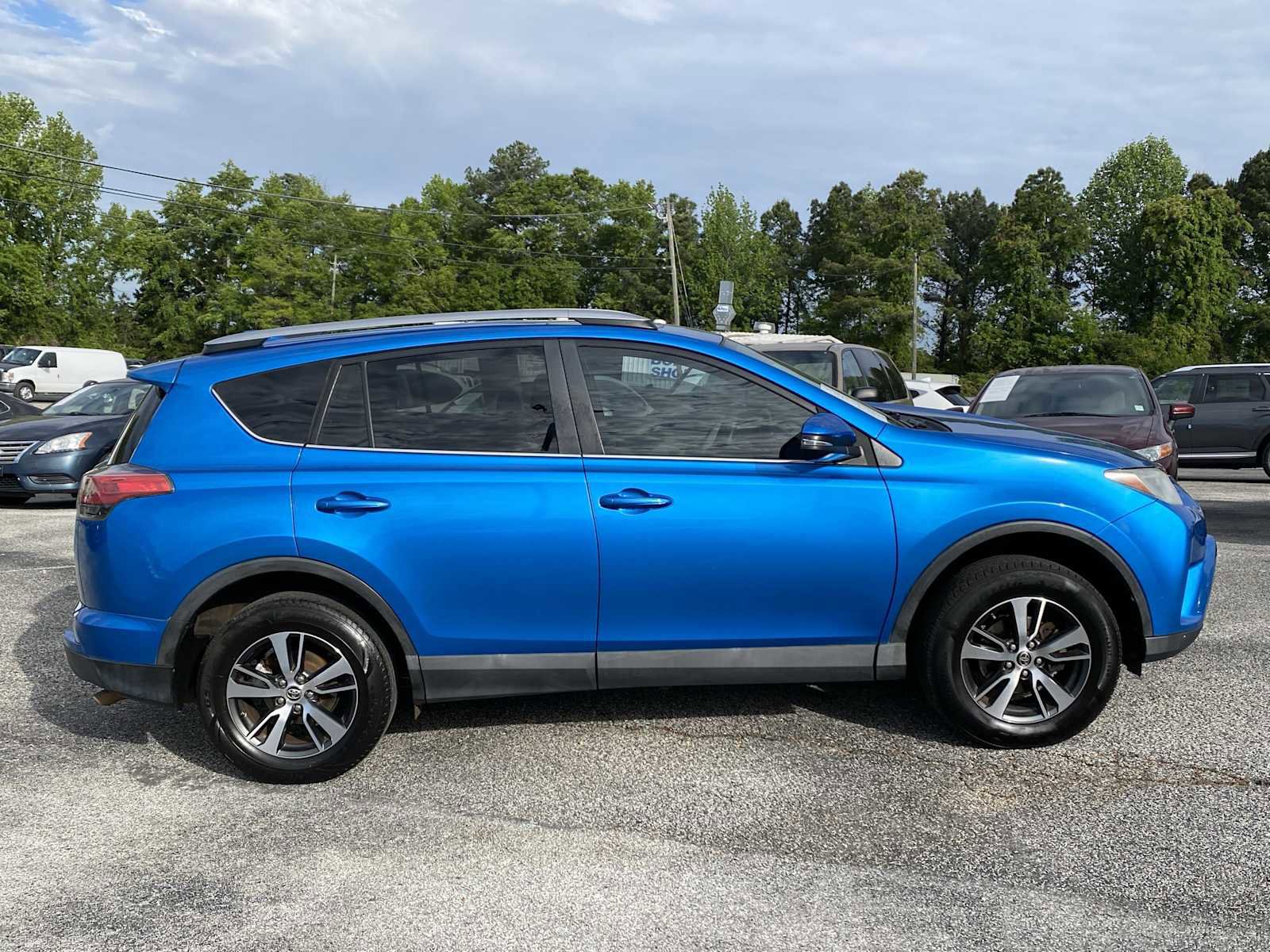Used 2018 Toyota RAV4 XLE image 4