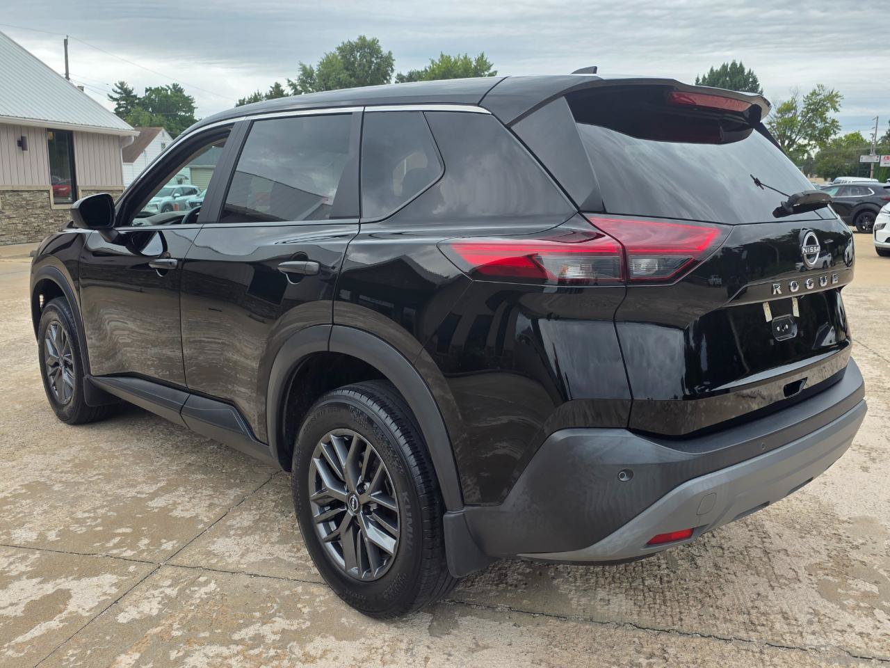 Used 2023 Nissan Rogue S FWD image 11