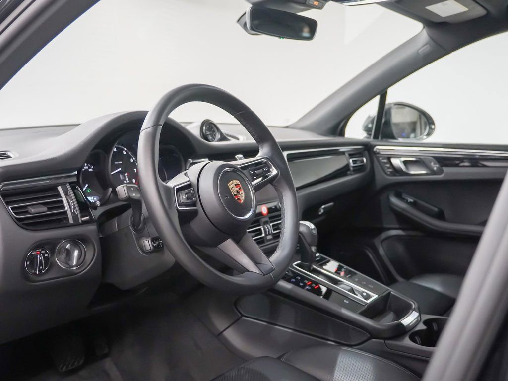 Certified 2025 Porsche Macan image 4