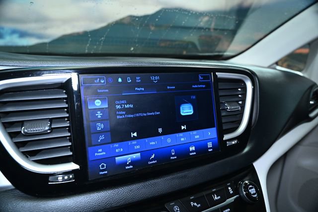 Used 2023 Chrysler Pacifica Touring-L image 31