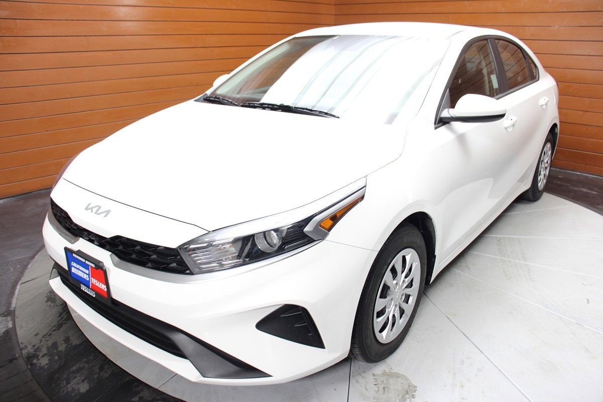 Used 2023 Kia Forte LX FWD image 3