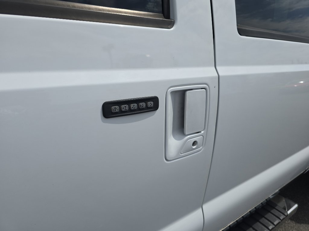 Used 2014 Ford F550 4x4 Crew Cab Super Duty w/ Lariat Interior Package image 14