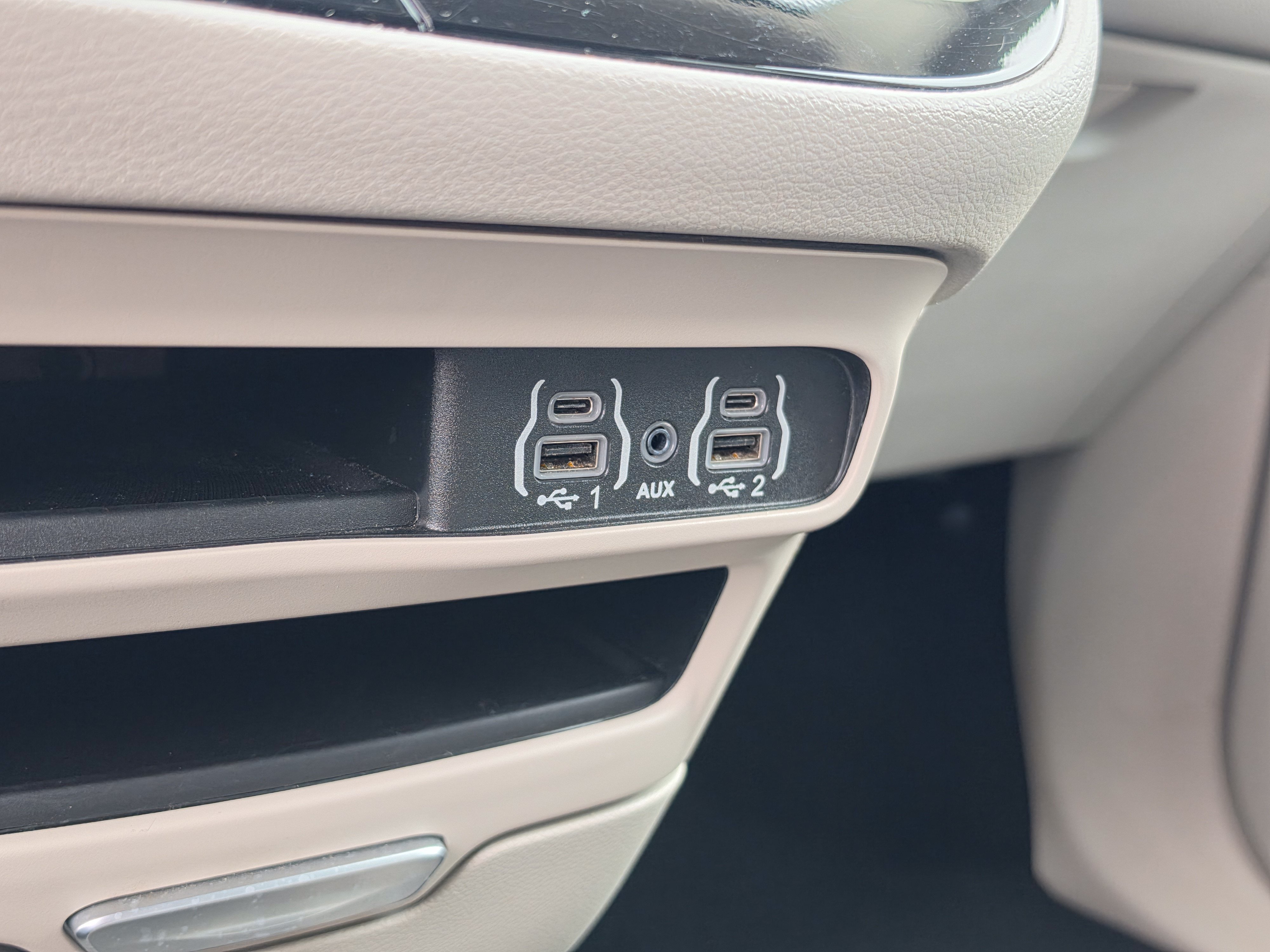 Used 2023 Chrysler Pacifica Touring-L FWD image 28