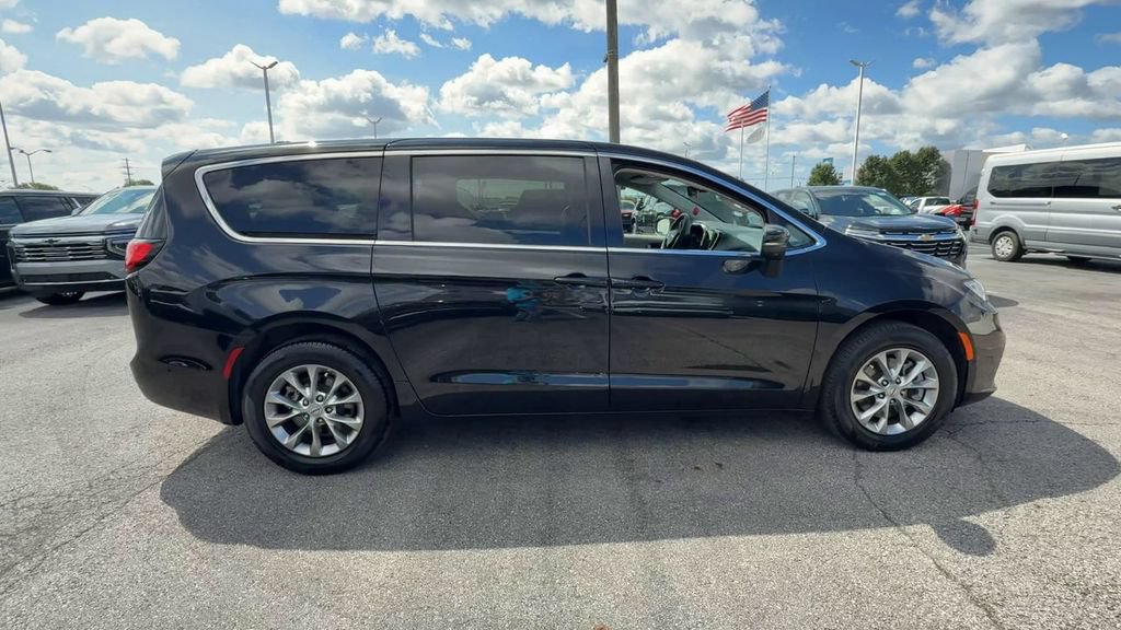 Used 2023 Chrysler Pacifica Touring-L AWD/4WD image 9
