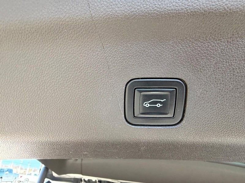 Used 2023 GMC Yukon SLT w/ SLT Premium Package image 6