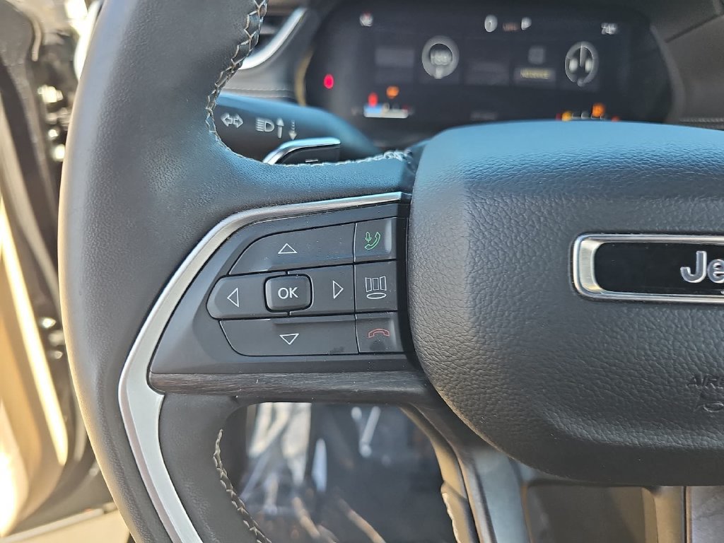 Used 2023 Jeep Grand Cherokee L Limited w/ Luxury Tech Group II AWD/4WD image 19