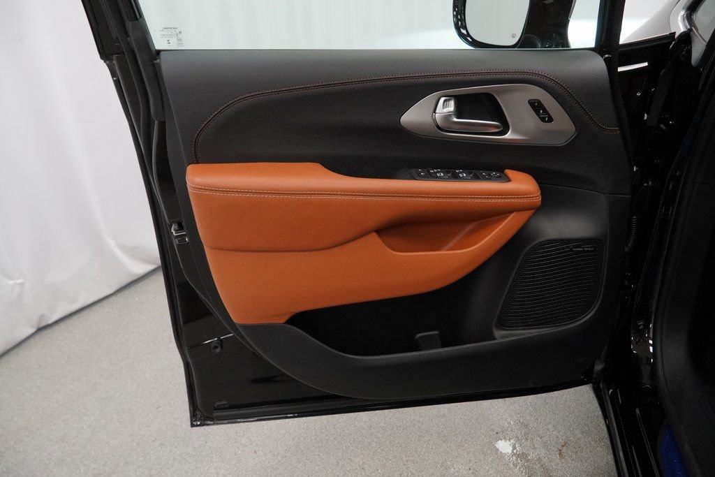 New 2026 Chrysler Pacifica Pinnacle image 29