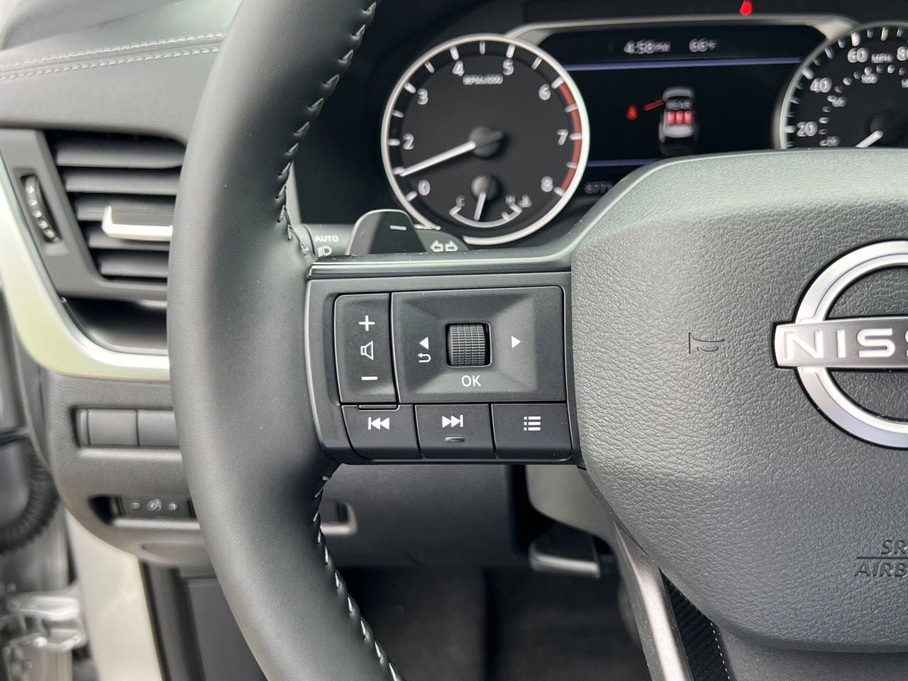 Certified 2025 Nissan Rogue SV FWD image 9