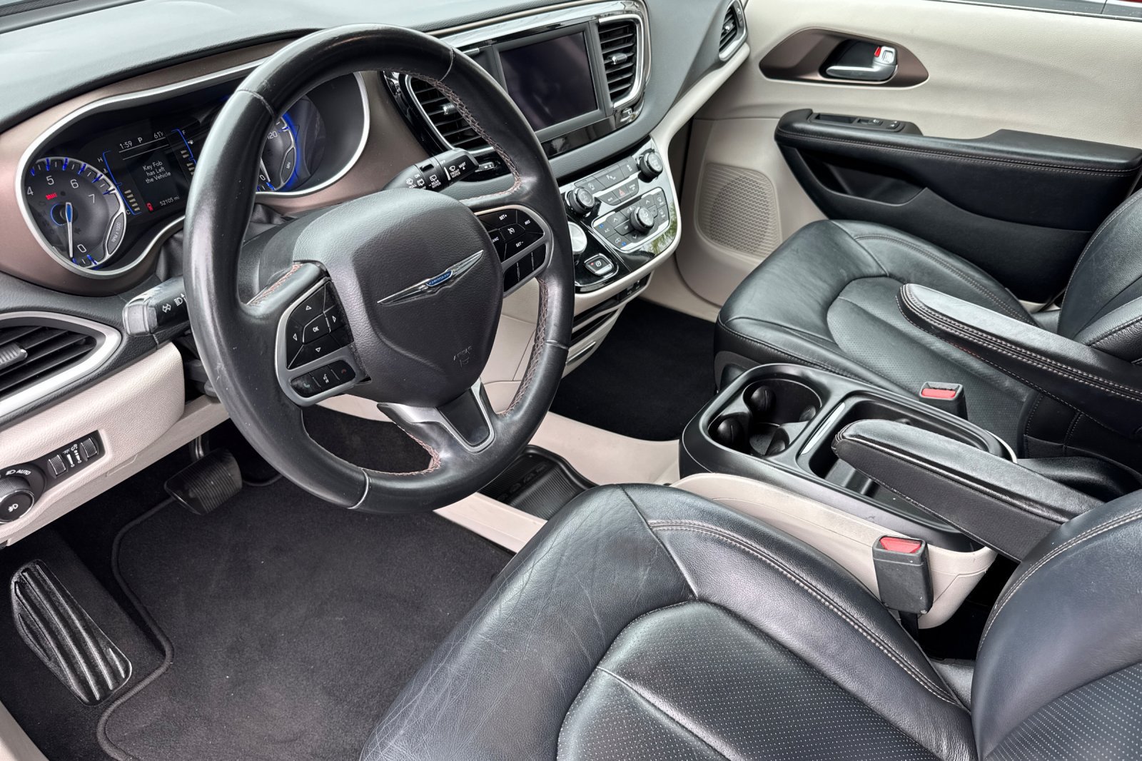 Used 2018 Chrysler Pacifica Touring-L FWD image 2