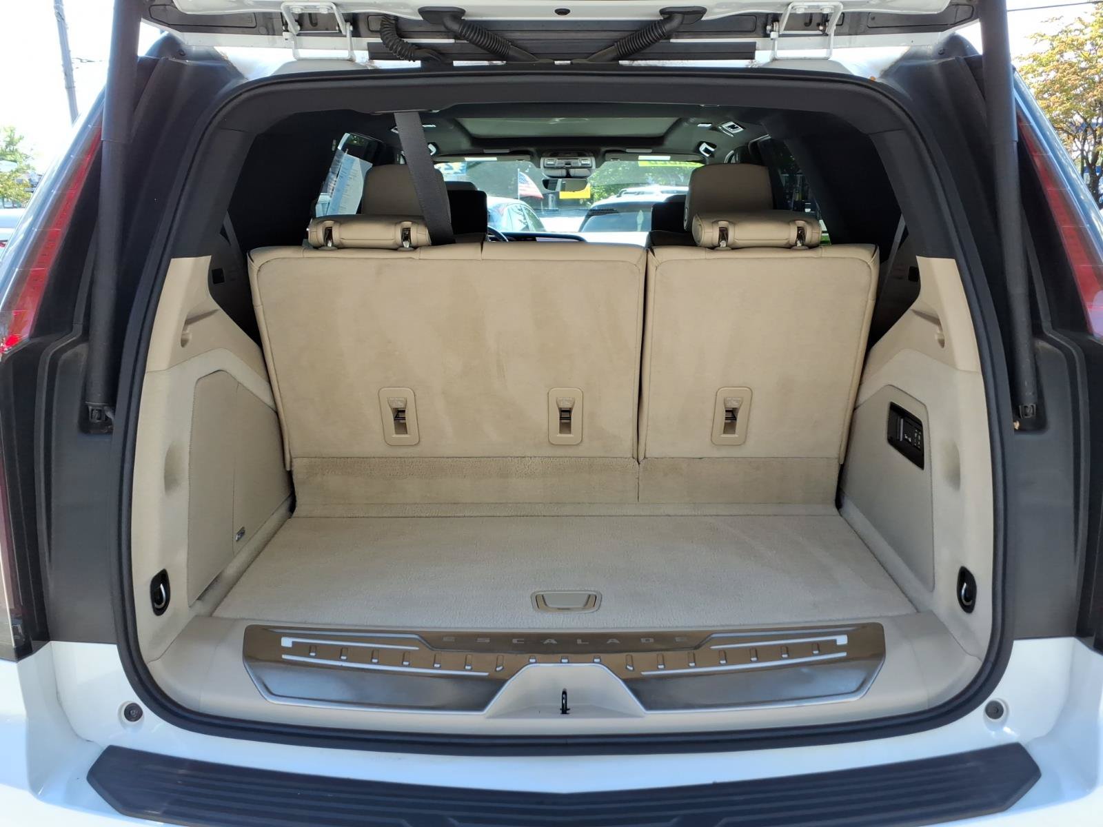 Used 2023 Cadillac Escalade Premium Luxury AWD/4WD image 29