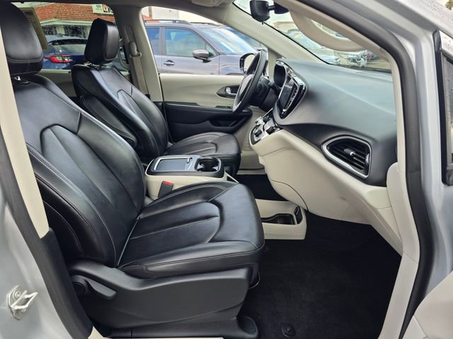 Used 2024 Chrysler Pacifica Touring-L image 10