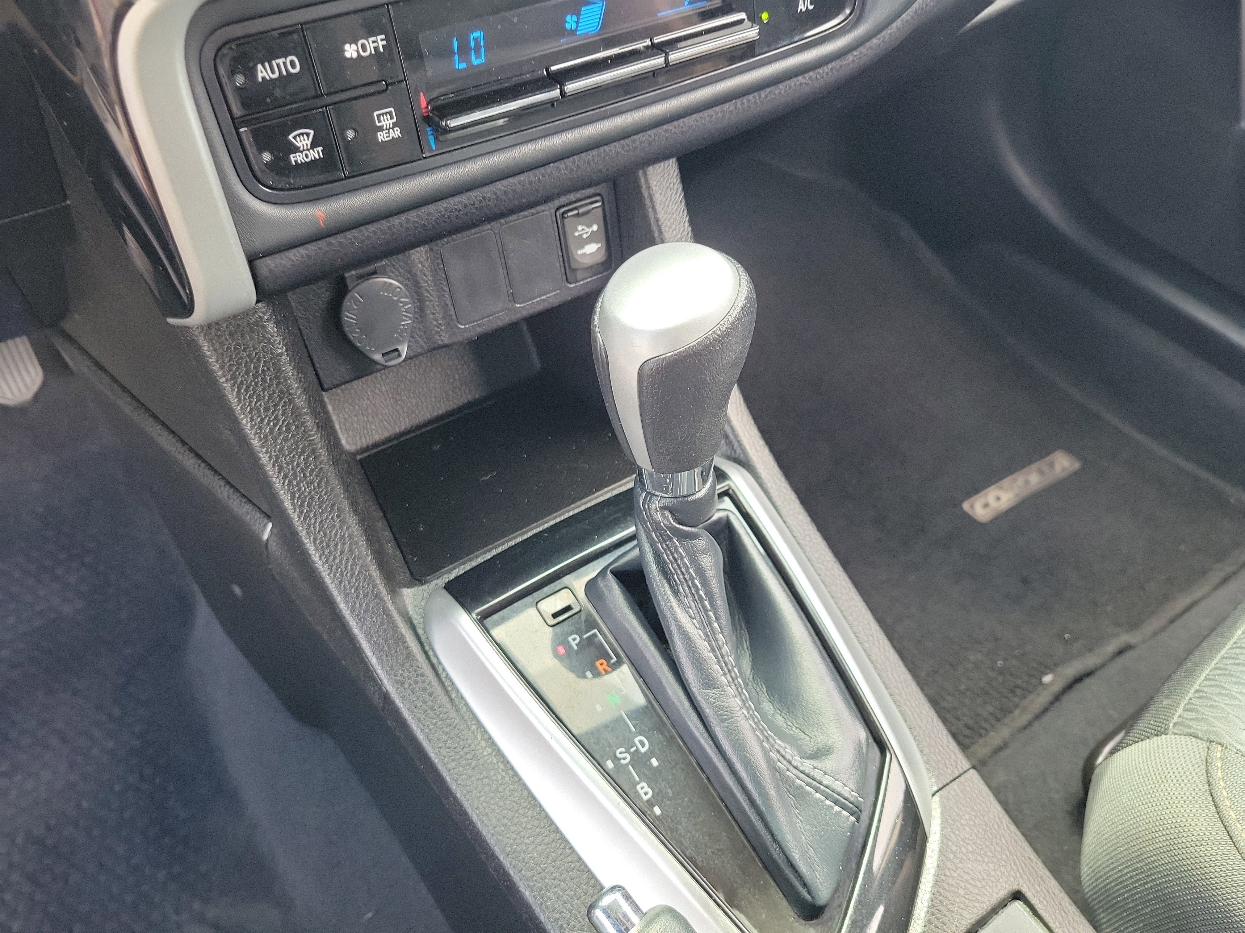 Used 2019 Toyota Corolla LE w/ Carpet Mat Package (TMS) FWD image 27