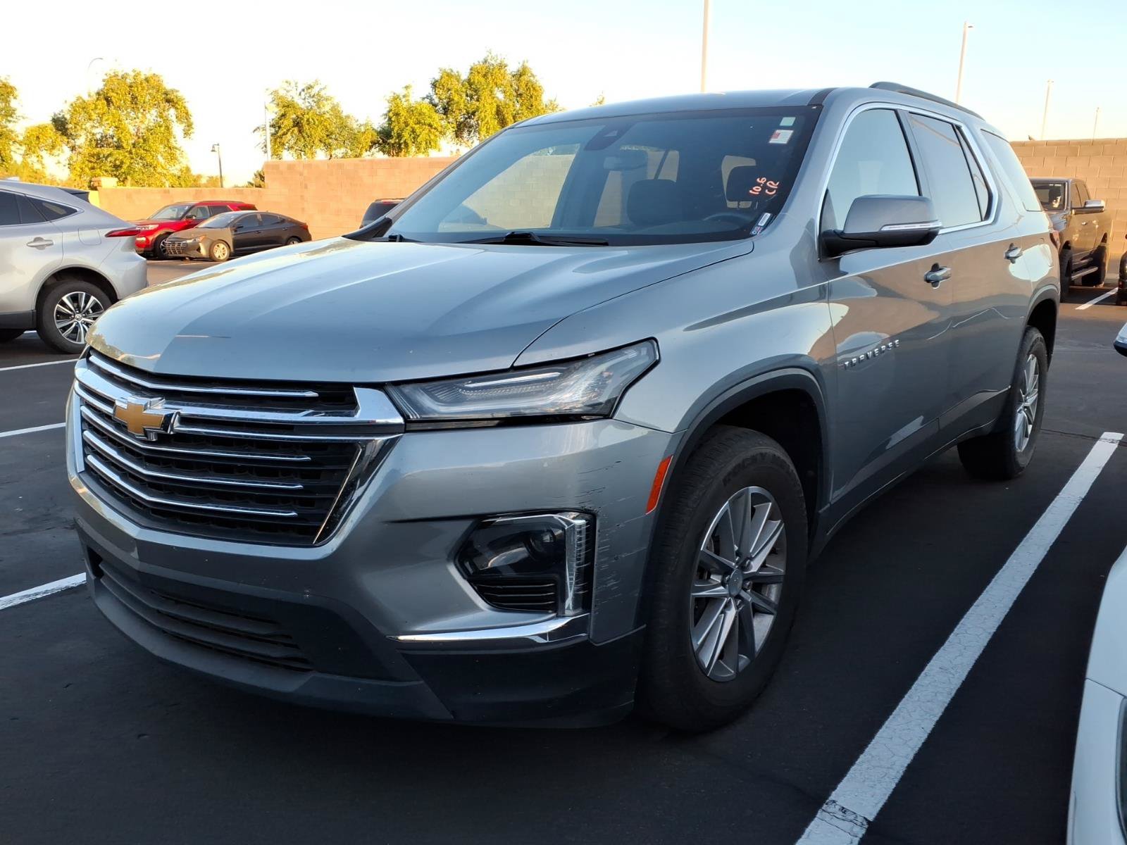 Used 2023 Chevrolet Traverse LT FWD image 2