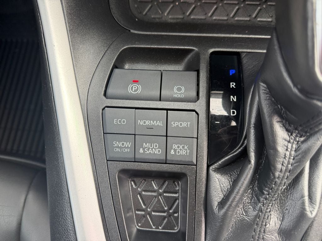 Used 2021 Toyota RAV4 XLE Premium AWD/4WD image 32