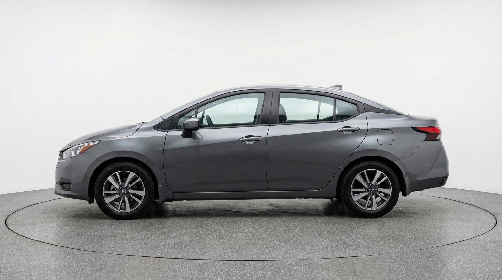 Used 2025 Nissan Versa SV image 5