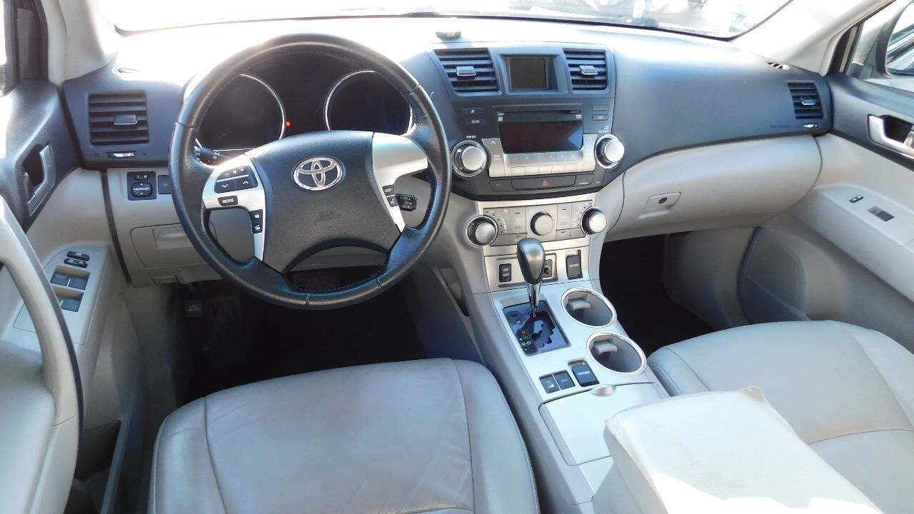 Used 2012 Toyota Highlander SE w/ Tow Pkg AWD/4WD image 31