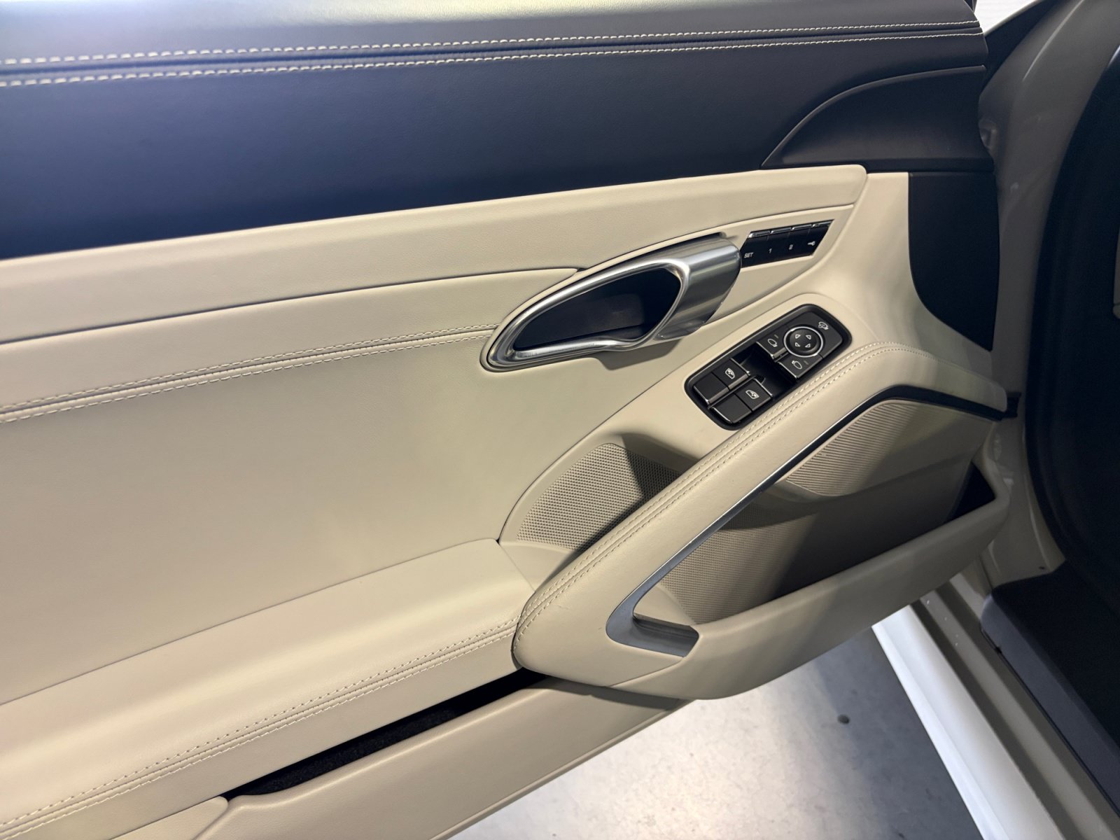 Certified 2024 Porsche 718 Cayman RWD image 32