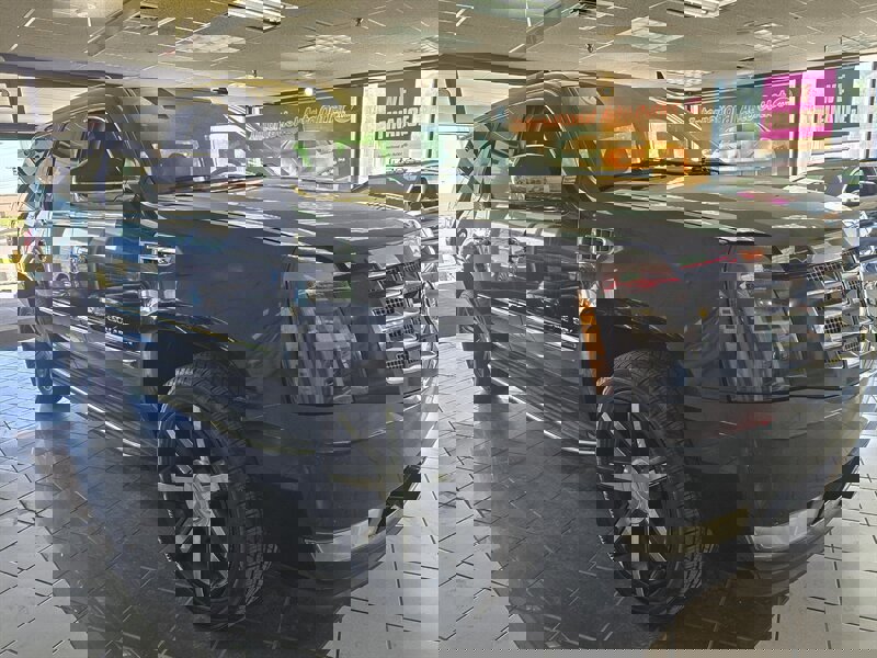 Used 2011 Cadillac Escalade ESV Luxury image 4